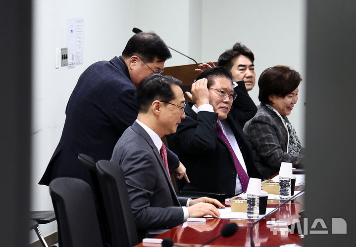 [서울=뉴시스] 김명년 기자 = 30일 오전 서울 여의도 국회 의원회관에서 국민의힘 송석준 등 의원들이 초·재선 의원 모임 '대안과 책임'에 참석해 있다. 2025.12.30. kmn@newsis.com