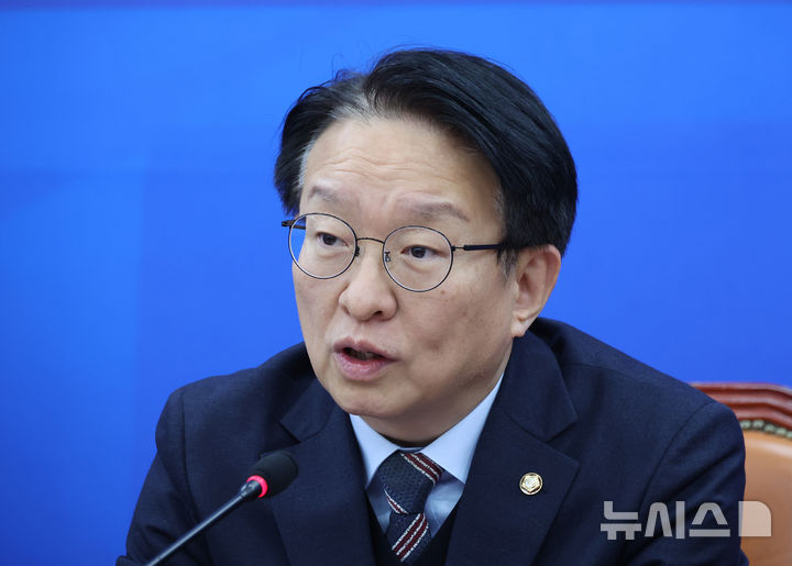 [서울=뉴시스] 김금보 기자 = 권칠승 더불어민주당 경제형벌민사책임합리화TF 단장이 30일 서울 여의도 국회에서 열린 '경제형벌 민사책임 합리화 제2차 당정협의'에서 발언을 하고 있다. 2025.12.30. kgb@newsis.com