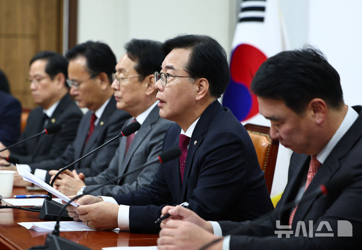 [서울=뉴시스] 김명년 기자 = 송언석 국민의힘 원내대표가 30일 오전 서울 여의도 국회에서 열린 원내대책회의에서 발언하고 있다. 2025.12.30. kmn@newsis.com