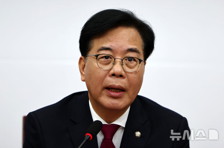 [서울=뉴시스] 김명년 기자 = 송언석 국민의힘 원내대표가 30일 오전 서울 여의도 국회에서 열린 원내대책회의에서 발언하고 있다. 2025.12.30. kmn@newsis.com