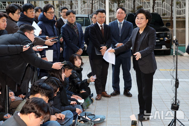 [서울=뉴시스] 배훈식 기자 = 이혜훈 기획예산처 장관 후보자가 30일 오전 서울 중구 예금보험공사에 마련된 인사청문회 준비 사무실로 출근하며 취재진의 질문을 받고 있다. 2025.12.30. dahora83@newsis.com