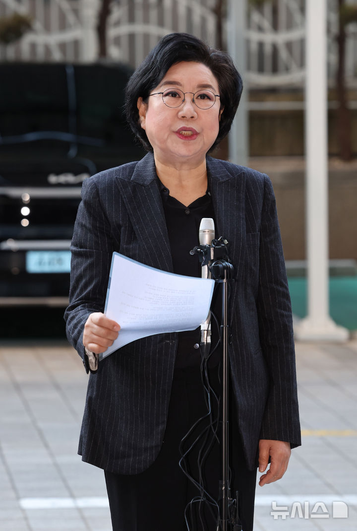 [서울=뉴시스] 배훈식 기자 = 이혜훈 기획예산처 장관 후보자가 30일 오전 서울 중구 예금보험공사에 마련된 인사청문회 준비 사무실로 출근하며 준비한 자신의 입장을 밝히고 있다. 2025.12.30. dahora83@newsis.com