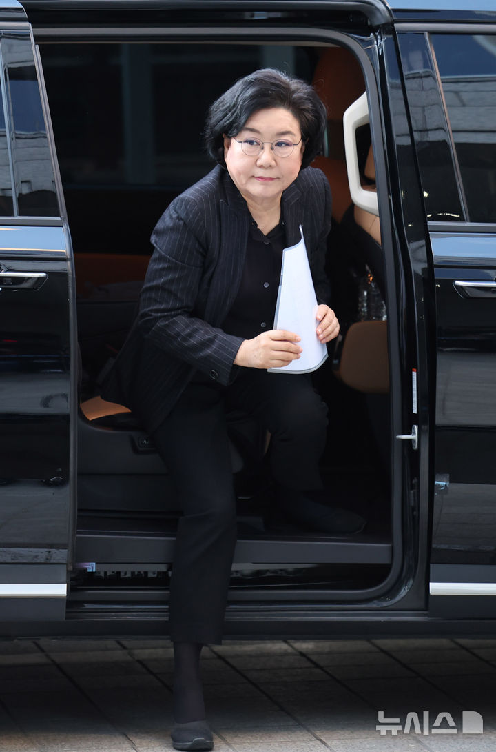 [서울=뉴시스] 배훈식 기자 = 이혜훈 기획예산처 장관 후보자가 30일 오전 서울 중구 예금보험공사에 마련된 인사청문회 준비 사무실로 출근하고 있다. 2025.12.30. dahora83@newsis.com