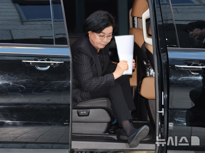 [서울=뉴시스] 배훈식 기자 = 이혜훈 기획예산처 장관 후보자가 30일 오전 서울 중구 예금보험공사에 마련된 인사청문회 준비 사무실로 출근하고 있다. 2025.12.30. dahora83@newsis.com