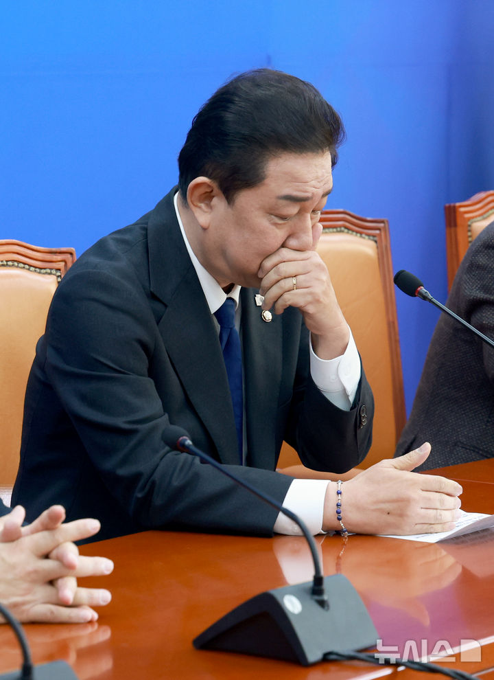 [서울=뉴시스] 고승민 기자 = 김병기 더불어민주당 원내대표가 30일 서울 여의도 국회에서 기자회견을 열고 원내대표직 사퇴의사를 밝히고 있다. 2025.12.30. kkssmm99@newsis.com