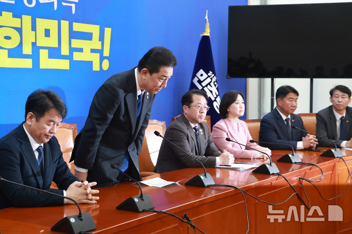 [서울=뉴시스] 고승민 기자 = 김병기 더불어민주당 원내대표가 30일 서울 여의도 국회에서 열린 원내대책회의에서 원내대표직 사퇴의사를 밝힌 뒤 허리숙여 인사하고 있다. 2025.12.30. kkssmm99@newsis.com