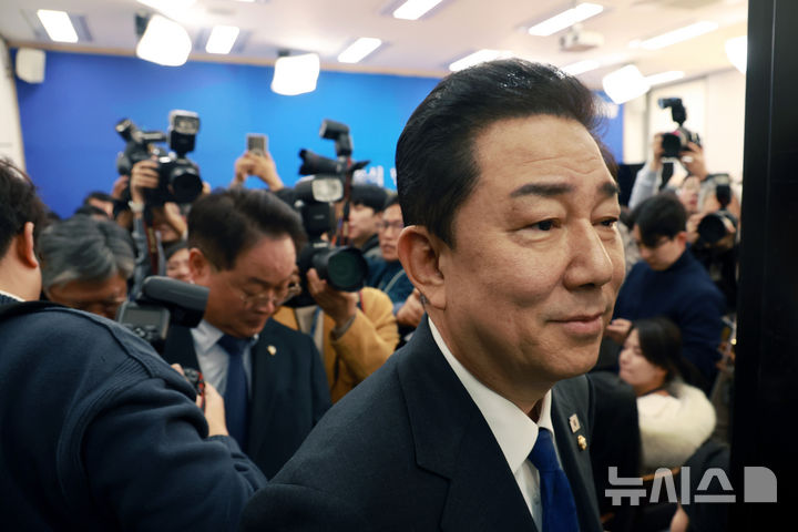 [서울=뉴시스] 고승민 기자 = 김병기 더불어민주당 원내대표가 30일 서울 여의도 국회에서 열린 원내대책회의에서 원내대표직 사퇴의사를 밝힌 뒤 회의장을 나서고 있다. 2025.12.30. kkssmm99@newsis.com