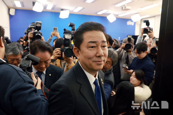 [서울=뉴시스] 고승민 기자 = 김병기 더불어민주당 원내대표가 30일 서울 여의도 국회에서 열린 원내대책회의에서 원내대표직 사퇴의사를 밝힌 뒤 회의장을 나서고 있다. 2025.12.30. kkssmm99@newsis.com