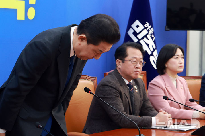 [서울=뉴시스] 고승민 기자 = 김병기 더불어민주당 원내대표가 30일 서울 여의도 국회에서 열린 원내대책회의에서 원내대표직 사퇴의사를 밝힌 뒤 허리숙여 인사하고 있다. 2025.12.30. kkssmm99@newsis.com