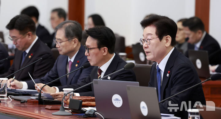 [서울=뉴시스] 최동준 기자 = 이재명 대통령이 30일 청와대에서 열린 국무회의에서 발언하고 있다. 2025.12.30. photocdj@newsis.com