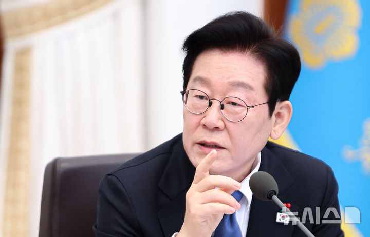 이 대통령, '극우단체 소녀상 모욕'에 "사자명예훼손"