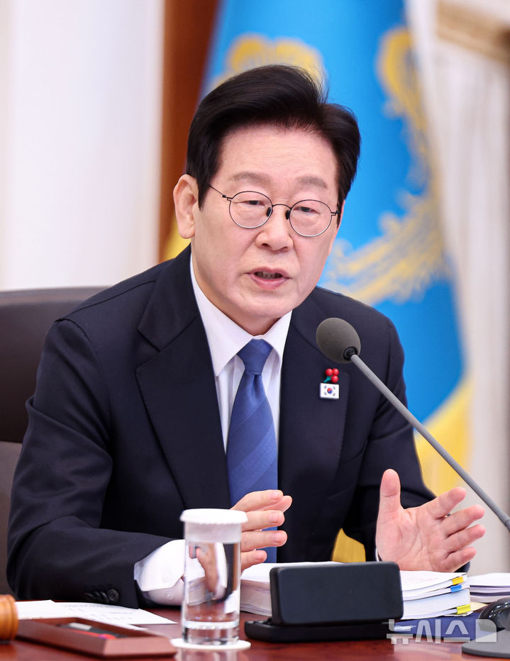 [서울=뉴시스] 최동준 기자 = 이재명 대통령이 30일 청와대에서 열린 국무회의에서 발언하고 있다. (청와대통신사진기자단) 2025.12.30. photocdj@newsis.com