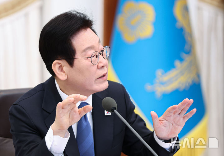 [서울=뉴시스] 최동준 기자 = 이재명 대통령이 30일 청와대에서 열린 국무회의에서 발언하고 있다. (청와대통신사진기자단) 2025.12.30. photocdj@newsis.com