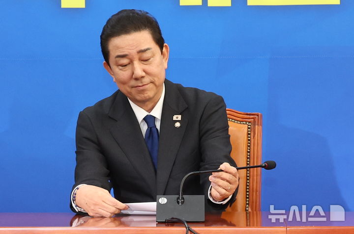 [서울=뉴시스] 김금보 기자 = 김병기 더불어민주당 원내대표가 30일 오전 서울 여의도 국회에서 사퇴 의사를 밝힌 뒤 마이크를 내려놓고 있다. 2025.12.30. kgb@newsis.com