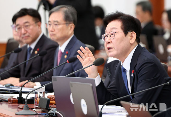 [서울=뉴시스] 최동준 기자 = 이재명 대통령이 30일 청와대에서 열린 국무회의를 주재하고 있다. (청와대통신사진기자단) 2025.12.30. photocdj@newsis.com