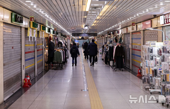 [서울=뉴시스] 이영환 기자 = 30일 오전 서울 시내의 지하 상점가가 한산한 모습을 보이고 있다. 2025.12.30. 20hwan@newsis.com