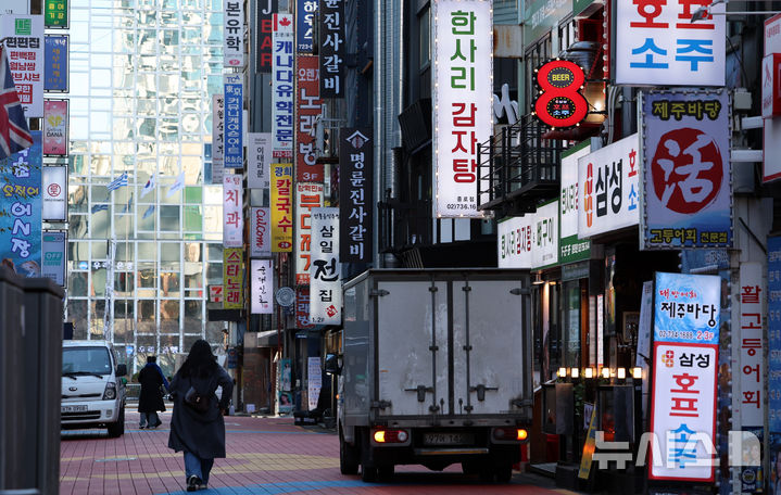 [서울=뉴시스] 이영환 기자 = 30일 오전 서울 시내의 상점가가 한산한 모습을 보이고 있다. 2025.12.30. 20hwan@newsis.com
