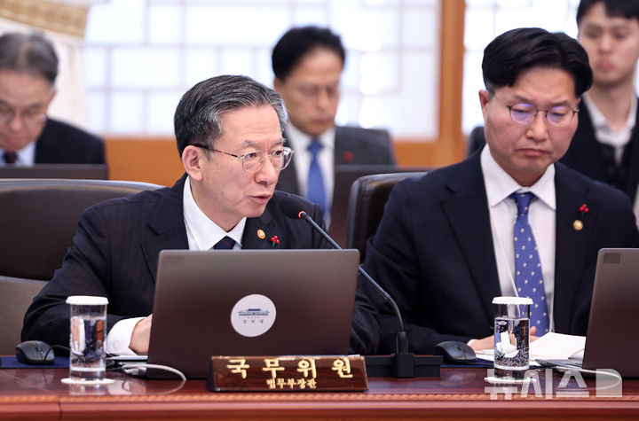 [서울=뉴시스] 최동준 기자 = 정성호 법무부 장관이 지난달 30일 청와대에서 열린 국무회의에서 발언하고 있다. (청와대통신사진기자단) 2025.12.30. photocdj@newsis.com