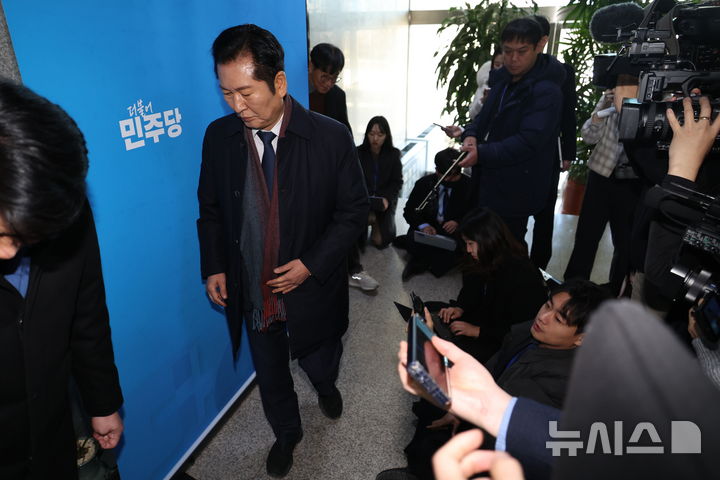 [서울=뉴시스] 김금보 기자 = 정청래 더불어민주당 대표가 30일 오전 서울 여의도 국회에서 김병기 원내대표 사퇴 괌련 입장을 밝힌 뒤 이동하고 있다. 2025.12.30. kgb@newsis.com