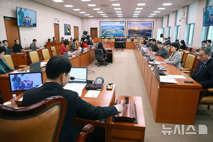 [서울=뉴시스] 고승민 기자 = 30일 서울 여의도 국회에서 열린 국토교통위원회의 12.29여객기참사진상규명과피해자및유가족의피해구제를위한특별위원회에서 권영진 특위 위원장이 의사봉을 두드리고 있다. 2025.12.30. kkssmm99@newsis.com