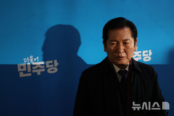 [서울=뉴시스] 김금보 기자 = 정청래 더불어민주당 대표가 30일 서울 여의도 국회에서 김병기 원내대표 사퇴 관련 입장을 밝히고 있다. 2025.12.30. kgb@newsis.com