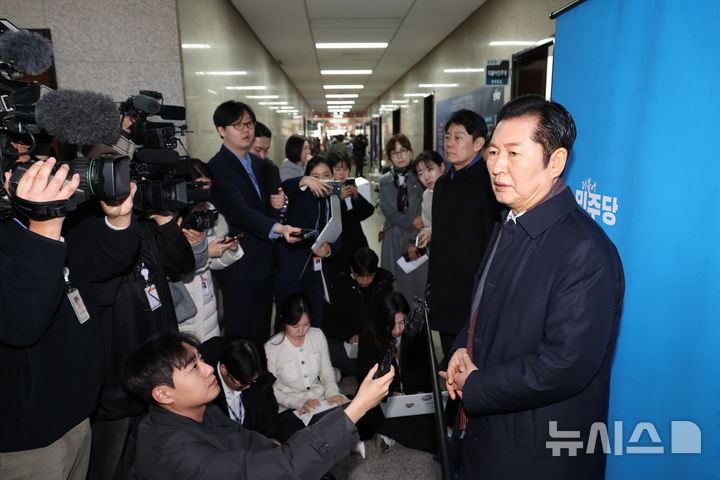 [서울=뉴시스] 김금보 기자 = 정청래 더불어민주당 대표가 30일 서울 여의도 국회에서 김병기 원내대표 사퇴 관련 입장을 밝히고 있다. 2025.12.30. kgb@newsis.com