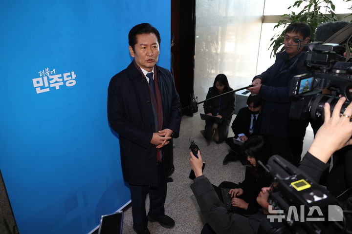 [서울=뉴시스] 김금보 기자 = 정청래 더불어민주당 대표가 30일 서울 여의도 국회에서 김병기 원내대표 사퇴 관련 입장을 밝히고 있다. 2025.12.30. kgb@newsis.com