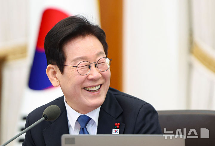 [서울=뉴시스] 최동준 기자 = 이재명 대통령이 30일 청와대에서 열린 국무회의를 주재하며 밝은 표정으로 발언하고 있다. (청와대통신사진기자단) 2025.12.30. photocdj@newsis.com