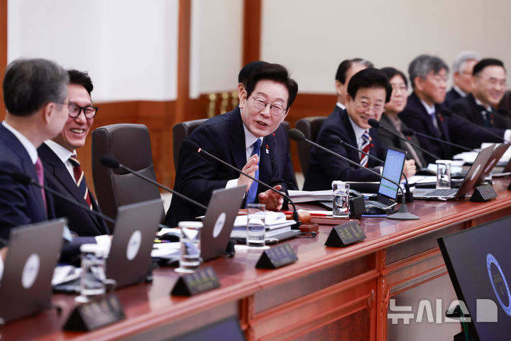 [서울=뉴시스] 최동준 기자 = 이재명 대통령이 30일 청와대에서 열린 국무회의를 주재하며 밝은 표정으로 발언하고 있다. 2025.12.30. photocdj@newsis.com