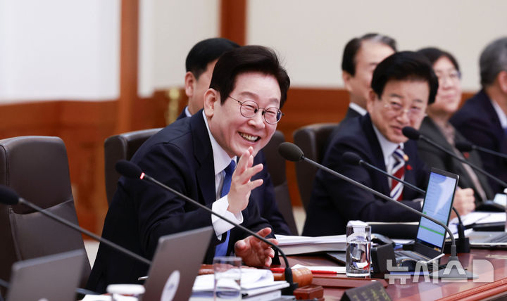 [서울=뉴시스] 최동준 기자 = 이재명 대통령이 30일 청와대에서 열린 국무회의를 주재하며 밝은 표정으로 발언하고 있다. 2025.12.30. photocdj@newsis.com