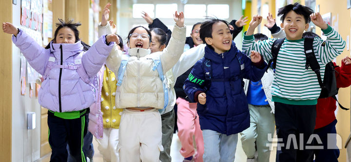 [대구=뉴시스] 이무열 기자 = 30일 대구 동구 팔공초등학교에서 1학년 1반 학생들이 겨울방학식을 마치고 밝은 표정으로 하교하고 있다. 2025.12.30. lmy@newsis.com