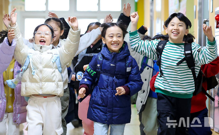 [대구=뉴시스] 이무열 기자 = 30일 대구 동구 팔공초등학교에서 1학년 1반 학생들이 겨울방학식을 마치고 밝은 표정으로 하교하고 있다. 2025.12.30. lmy@newsis.com