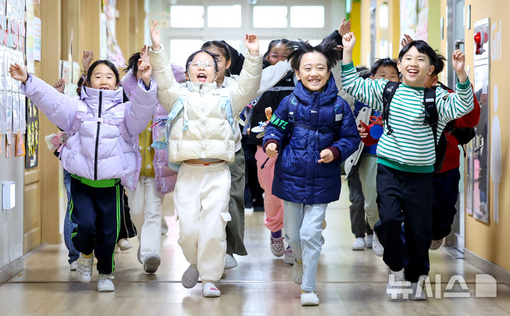 [대구=뉴시스] 이무열 기자 = 30일 대구 동구 팔공초등학교에서 1학년 1반 학생들이 겨울방학식을 마치고 밝은 표정으로 하교하고 있다. 2025.12.30. lmy@newsis.com