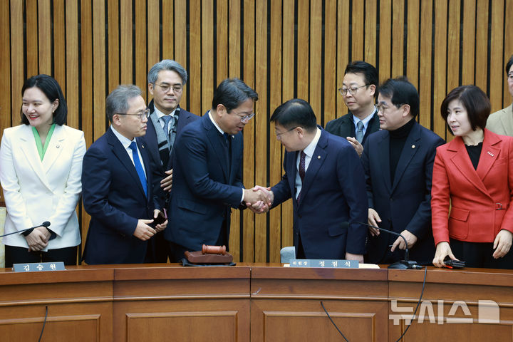 [서울=뉴시스] 고승민 기자 = 30일 서울 여의도 국회에서 열린 김호철 감사원장 인사청문특별위원회에서 정점식 위원장 및 여야 의원들이 인사를 나누고 있다. 2025.12.30. kkssmm99@newsis.com