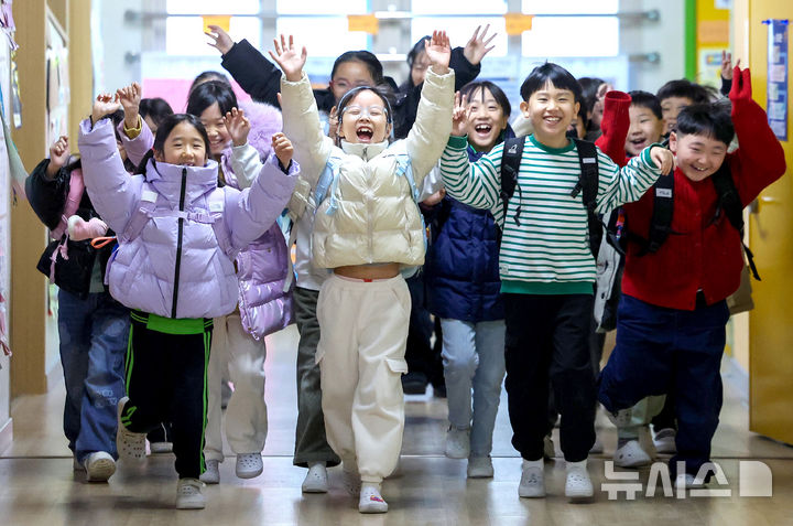 [대구=뉴시스] 이무열 기자 = 30일 대구 동구 팔공초등학교에서 1학년 1반 학생들이 겨울방학식을 마치고 밝은 표정으로 하교하고 있다. 2025.12.30. lmy@newsis.com