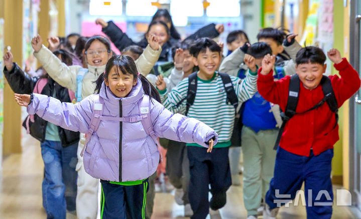 [대구=뉴시스] 이무열 기자 = 30일 대구 동구 팔공초등학교에서 1학년 1반 학생들이 겨울방학식을 마치고 밝은 표정으로 하교하고 있다. 2025.12.30. lmy@newsis.com