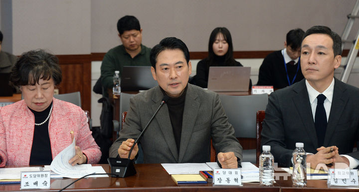 [김제=뉴시스] 김얼 기자 = 장동혁(가운데) 국민의힘 당대표가 30일 전북 김제시 한국농어촌공사 새만금33센터에서 열린 '국민의힘-전북특별자치도 정책간담회'에 참석해 인사말을 하고 있다. 2025.12.30. pmkeul@newsis.com