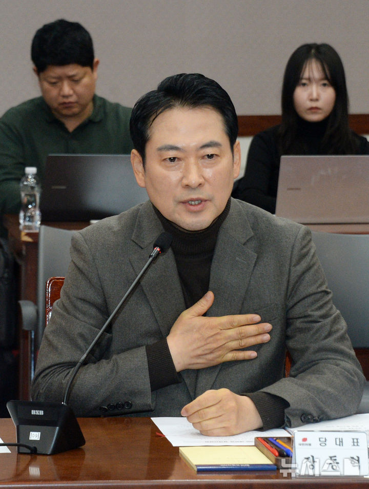 [김제=뉴시스] 김얼 기자 = 장동혁 국민의힘 당대표가 30일 전북 김제시 한국농어촌공사 새만금33센터에서 열린 '국민의힘-전북특별자치도 정책간담회'에 참석해 인사말을 하고 있다. 2025.12.30. pmkeul@newsis.com