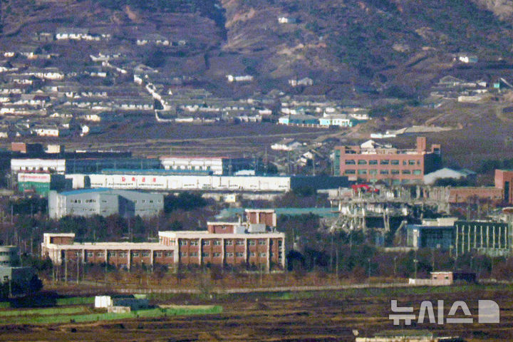 [파주=뉴시스] 조성우 기자 = 30일 경기 파주시 접경지역에서 바라본 북한 개성공단 종합지원센터가 철거 작업으로 인해 일부분만 남아 있다. 2025.12.30. xconfind@newsis.com