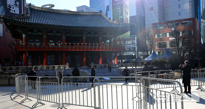 [서울=뉴시스] 박주성 기자 = 30일 서울 종로구 보신각 일대에서 '제야의 종 타종 행사'를 앞두고 행사준비가 진행되고 있다. 서울경찰청은 오는 31일 오후 6시부터 내년 1월1일 오전 7시까지 종로·우정국로·청계북로 등 주요 도로에 대한 교통 통제를 실시한다고 30일 밝혔다.통제 구간은 종로2가 교차로부터 서린교차로까지, 청계2가 교차로부터 모전교차로까지, 광교교차로부터 공평교차로까지다.인파 밀집이 예상되는 종각역은 31일 오후 11시부터 다음 날인 1일 오전 1시까지 선제적으로 무정차 통과가 시행된다. 2025.12.30. park7691@newsis.com