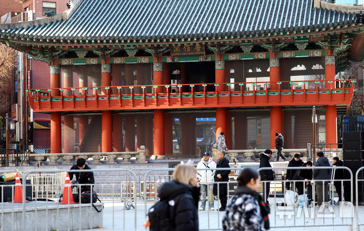 [서울=뉴시스] 박주성 기자 = 지난 30일 서울 종로구 보신각 일대에서 '제야의 종 타종 행사'를 앞두고 행사준비가 진행되고 있다. 2025.12.30. park7691@newsis.com