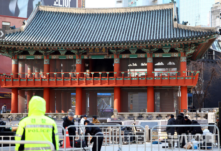 [서울=뉴시스] 박주성 기자 = 30일 서울 종로구 보신각 일대에서 '제야의 종 타종 행사'를 앞두고 행사준비가 진행되고 있다. 서울경찰청은 오는 31일 오후 6시부터 내년 1월1일 오전 7시까지 종로·우정국로·청계북로 등 주요 도로에 대한 교통 통제를 실시한다고 30일 밝혔다.통제 구간은 종로2가 교차로부터 서린교차로까지, 청계2가 교차로부터 모전교차로까지, 광교교차로부터 공평교차로까지다.인파 밀집이 예상되는 종각역은 31일 오후 11시부터 다음 날인 1일 오전 1시까지 선제적으로 무정차 통과가 시행된다. 2025.12.30. park7691@newsis.com