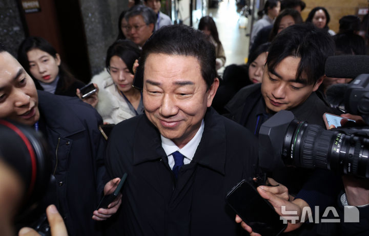 [서울=뉴시스] 김금보 기자 = 원내대표직 사퇴 의사를 밝힌 김병기 더불어민주당 원내대표가 30일 서울 여의도 국회에서 취재진에게 질문 세례를 받으며 밖으로 나가고 있다. 2025.12.30. kgb@newsis.com