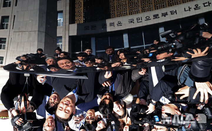 [서울=뉴시스] 김금보 기자 = 원내대표직 사퇴 의사를 밝힌 김병기 더불어민주당 원내대표가 30일 서울 여의도 국회에서 취재진에게 질문 세례를 받으며 밖으로 나가고 있다. 2025.12.30. kgb@newsis.com