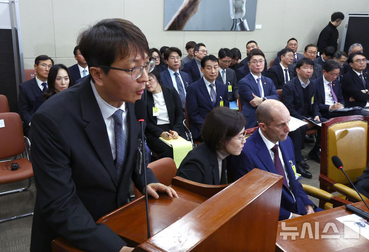 [서울=뉴시스] 김명년 기자 = 박대준 전 쿠팡 대표이사가 30일 오전 서울 여의도 국회에서 열린 쿠팡 침해사고 및 개인정보 유출, 불공정 거래, 노동환경 실태 파악과 재발방지 대책 마련을 위한 연석 청문회에서 의원 질의에 답변하고 있다. 오른쪽 아래는 해롤드 로저스 쿠팡 대표. 2025.12.30. kmn@newsis.com