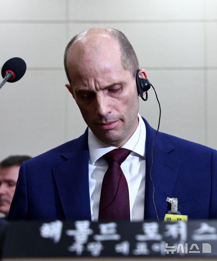 [서울=뉴시스] 김명년 기자 = 해롤드 로저스 쿠팡 대표이사가 30일 서울 여의도 국회에서 열린 쿠팡 침해사고 및 개인정보 유출, 불공정 거래, 노동환경 실태 파악과 재발방지 대책 마련을 위한 연석 청문회에서 동시통역기를 착용하고 있다. 2025.12.30. kmn@newsis.com