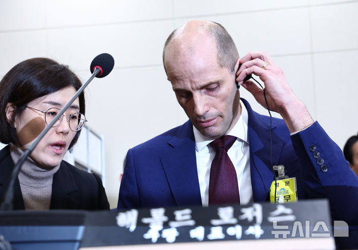 [서울=뉴시스] 김명년 기자 = 해롤드 로저스 쿠팡 대표이사가 30일 서울 여의도 국회에서 열린 쿠팡 침해사고 및 개인정보 유출, 불공정 거래, 노동환경 실태 파악과 재발방지 대책 마련을 위한 연석 청문회에서 동시통역기를 착용하고 있다. 2025.12.30. kmn@newsis.com