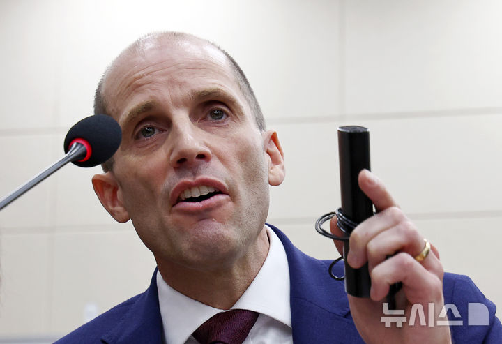 [서울=뉴시스] 김명년 기자 = 해롤드 로저스 쿠팡 대표이사가 30일 서울 여의도 국회에서 열린 쿠팡 침해사고 및 개인정보 유출, 불공정 거래, 노동환경 실태 파악과 재발방지 대책 마련을 위한 연석 청문회에서 최민희 과방위원장의 동시통역기 착용 요구에 대해 입장을 밝히고 있다. 2025.12.30. kmn@newsis.com