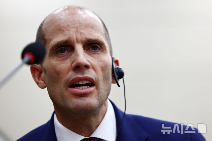 [서울=뉴시스] 김명년 기자 = 해롤드 로저스 쿠팡 대표이사가 30일 오전 서울 여의도 국회에서 열린 쿠팡 침해사고 및 개인정보 유출, 불공정 거래, 노동환경 실태 파악과 재발방지 대책 마련을 위한 연석 청문회에서 의원 질의에 답변하고 있다. 2025.12.30. kmn@newsis.com