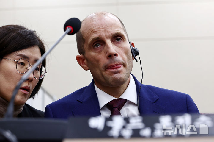 [서울=뉴시스] 김명년 기자 = 해롤드 로저스 쿠팡 대표이사가 30일 오전 서울 여의도 국회에서 열린 쿠팡 침해사고 및 개인정보 유출, 불공정 거래, 노동환경 실태 파악과 재발방지 대책 마련을 위한 연석 청문회에 참석해 있다. 2025.12.30. kmn@newsis.com